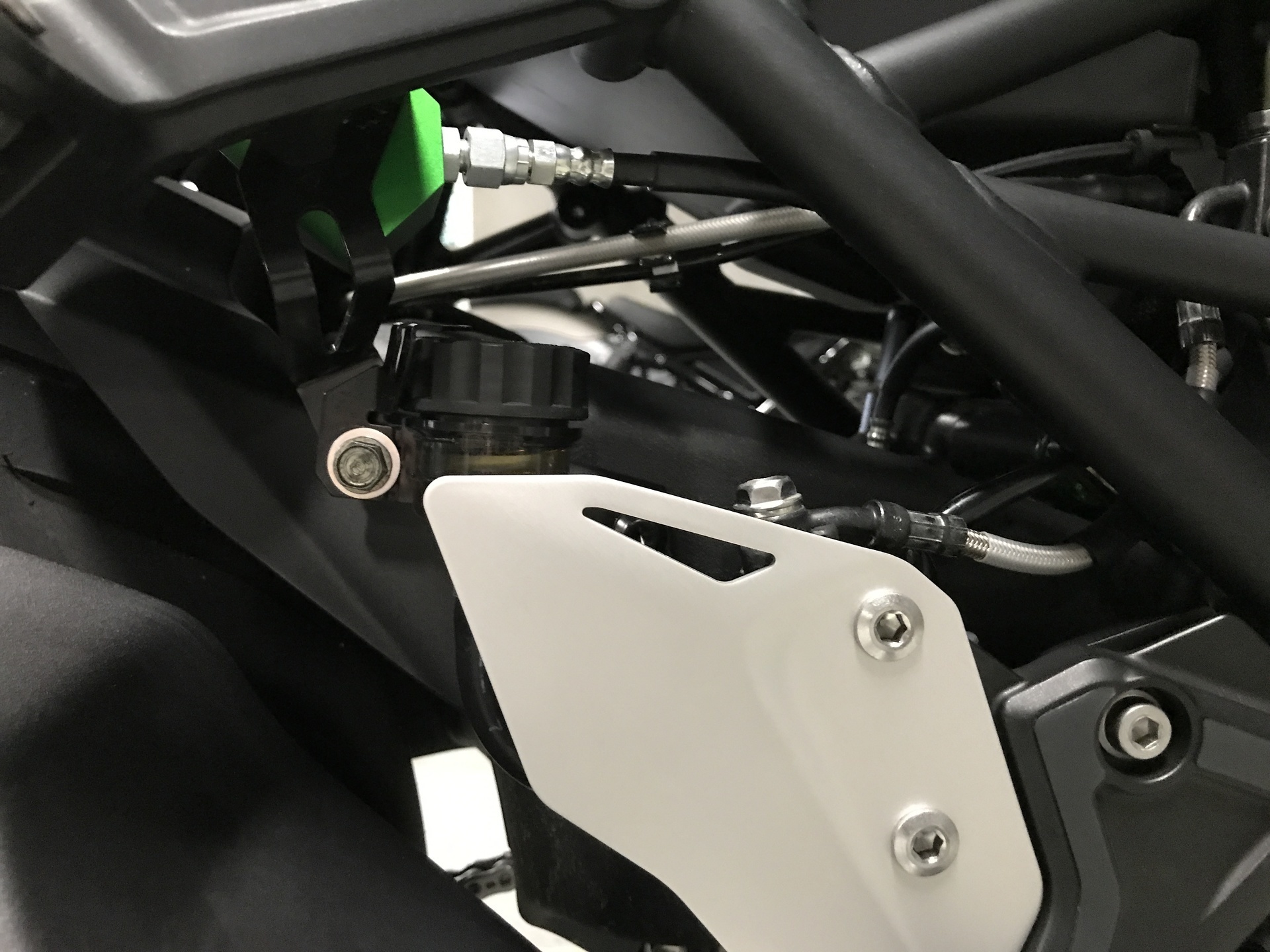 ZX-10Rのリア・リザーバータンクを取り付け: このエラーをバグ ZX-10Rのリア・リザーバータンクを取り付け: このエラーをバグ
